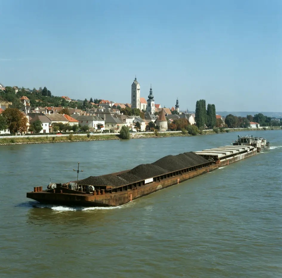 Beladenes Güterschiff in der Wachau